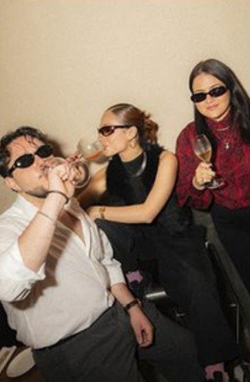 Friends in sunglasses toasting on a banquette